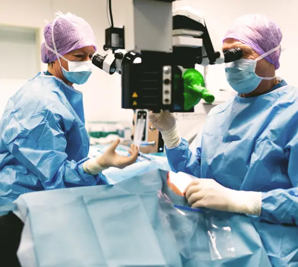 Ögonläkare utför operation