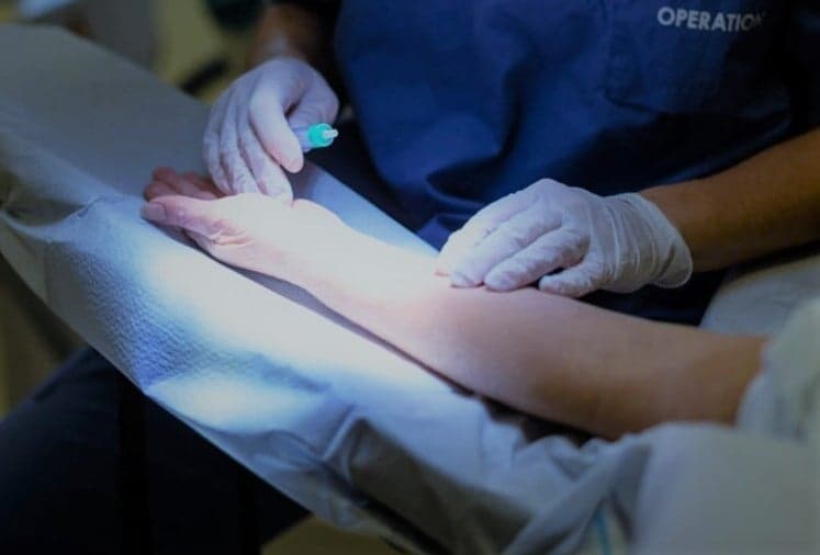 Patient blir undersökt av läkare Patient blir undersökt av läkare