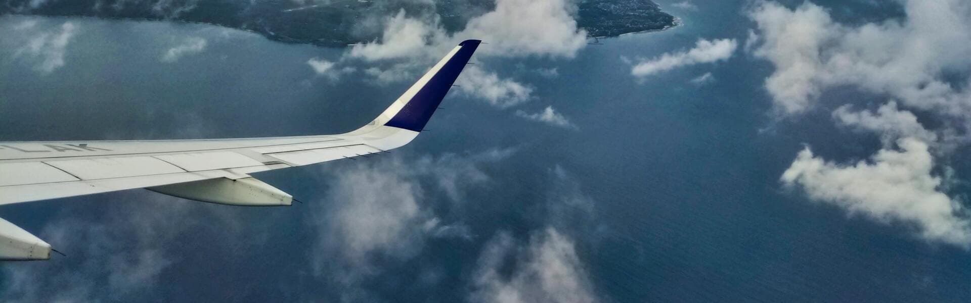 Flygplansvinge och moln Flygplansvinge och moln