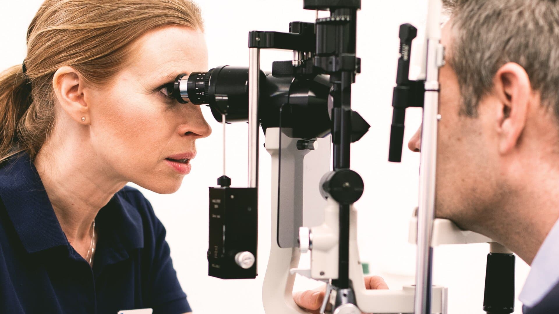 Ögonläkare gör undersökning