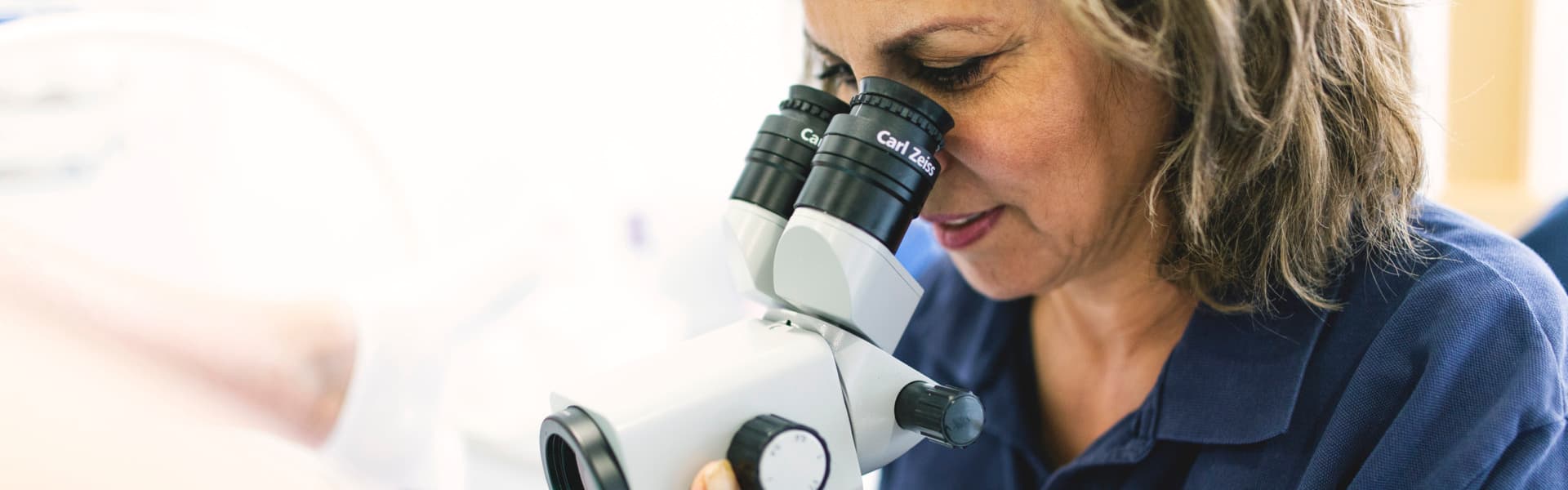 Sjukvårdsklädd kvinna undersöker patient