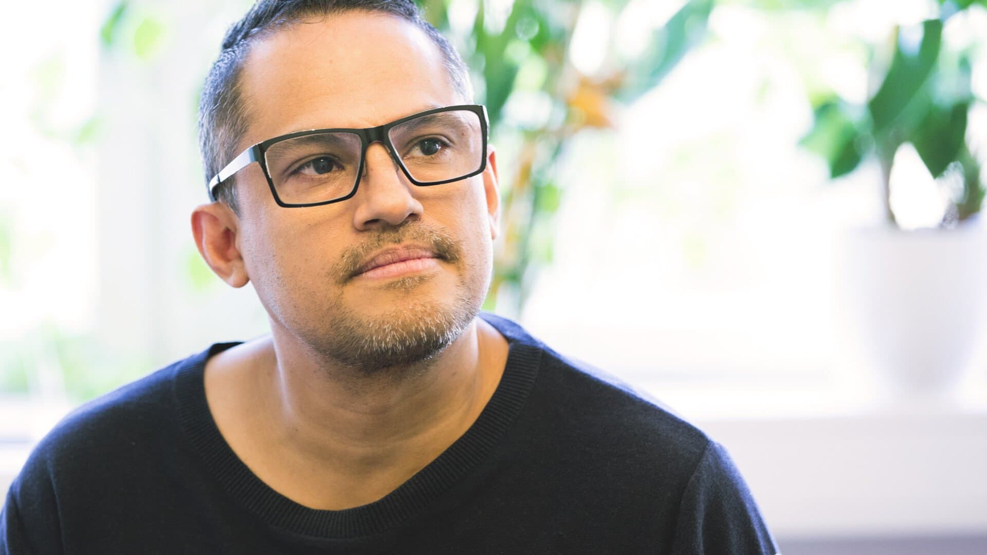 Man sitter framför fönster