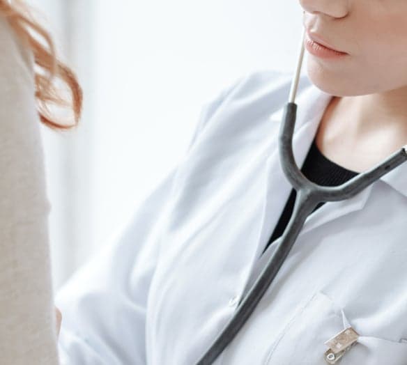 Läkare undersöker patient