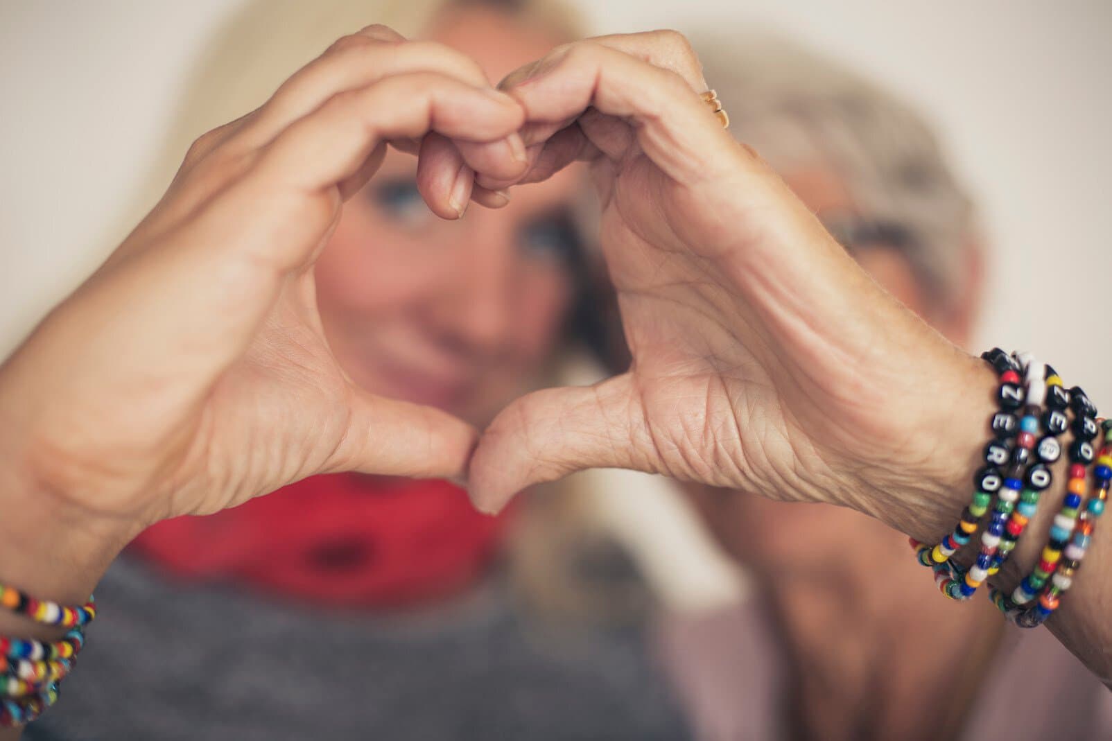 Kvinnor som formar ett hjärta Kvinnor som formar ett hjärta