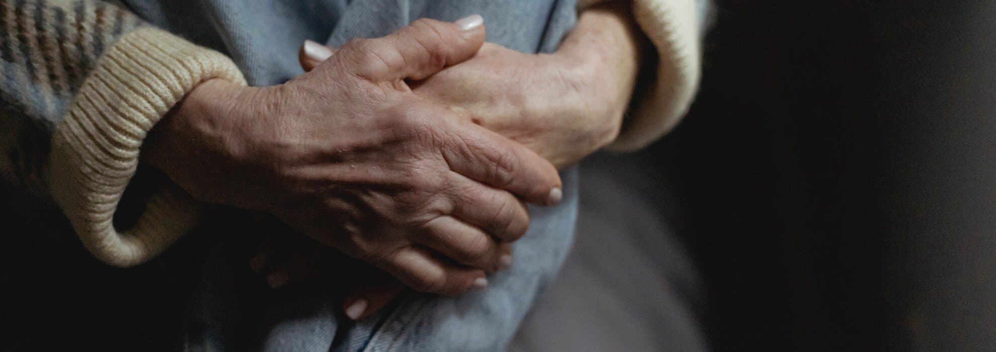 Deprimerad tjej sitter i soffa