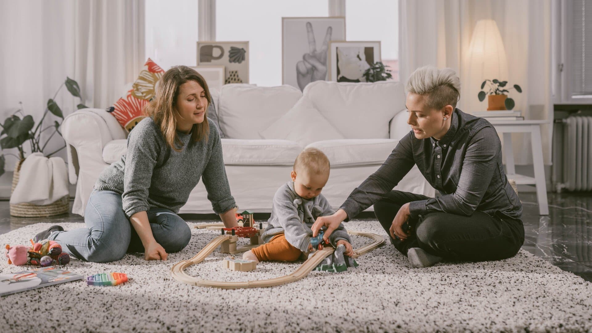 Mammor och barn leker på golvet Mammor och barn leker på golvet