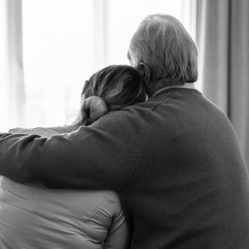 Två personer håller om varandra