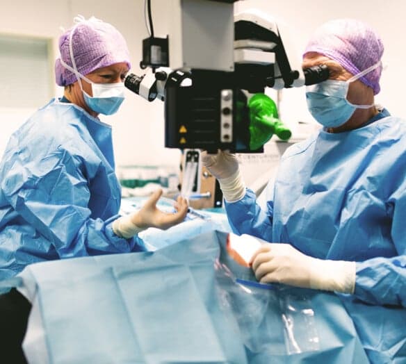 Ögonläkare utför operation