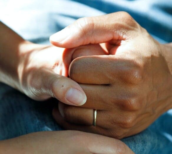 Händer som håller i varandra