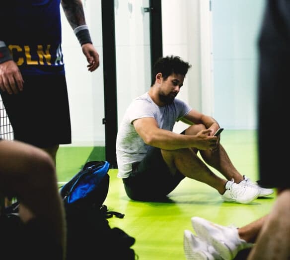 Man sitter med telefon