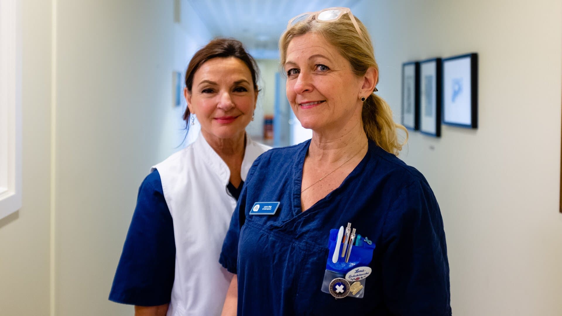 Två medarbetare från Capio Urologcentrum Liljeholmen i en korridor.