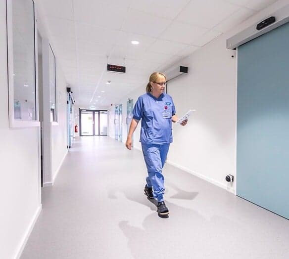 Personal som går i korridor Personal som går i korridor