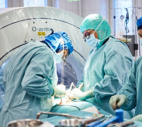 Läkare som opererar