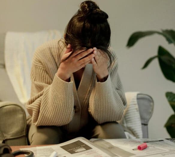 kvinna med händer över ansiktet kvinna med händer över ansiktet