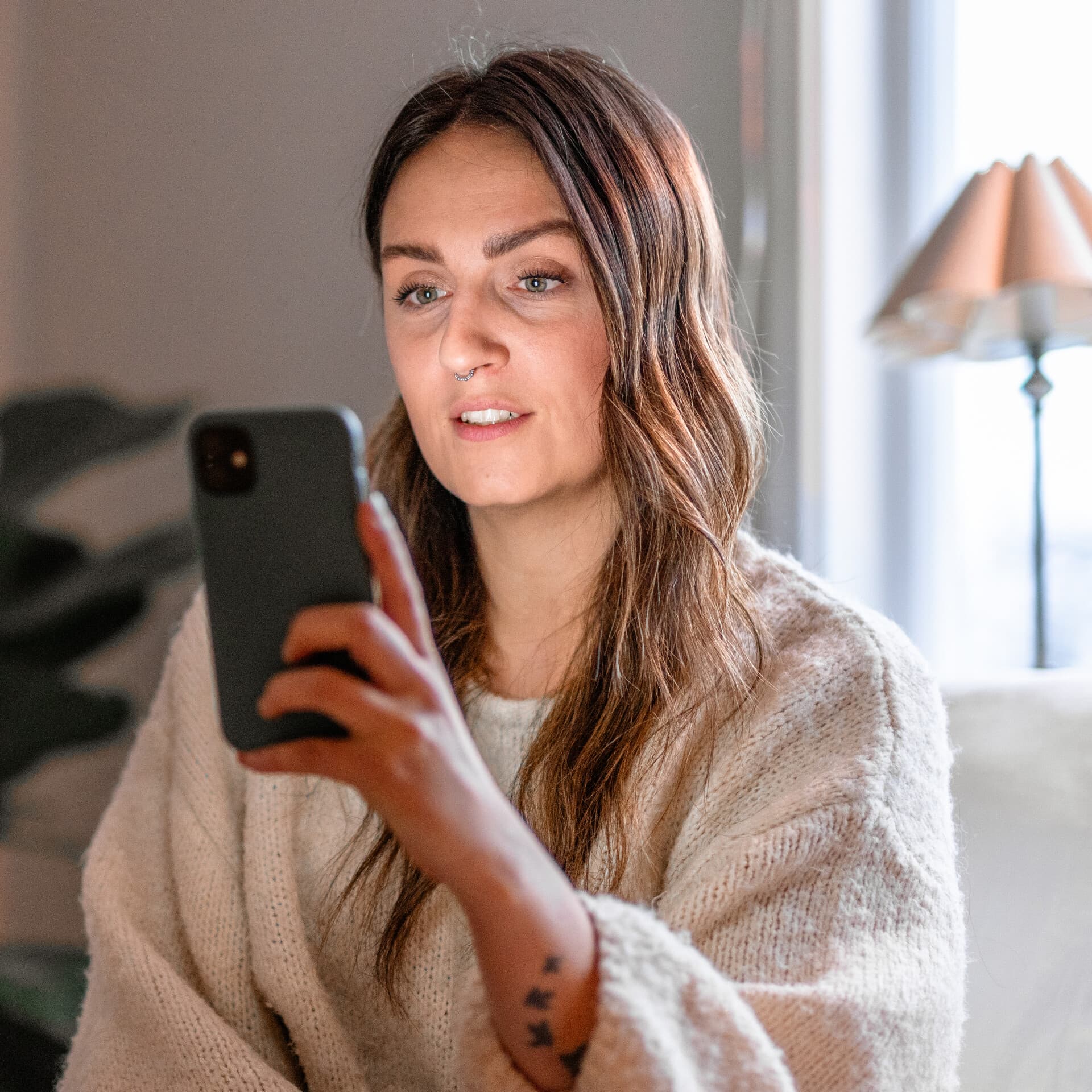 Kvinna kollar på mobiltelefon