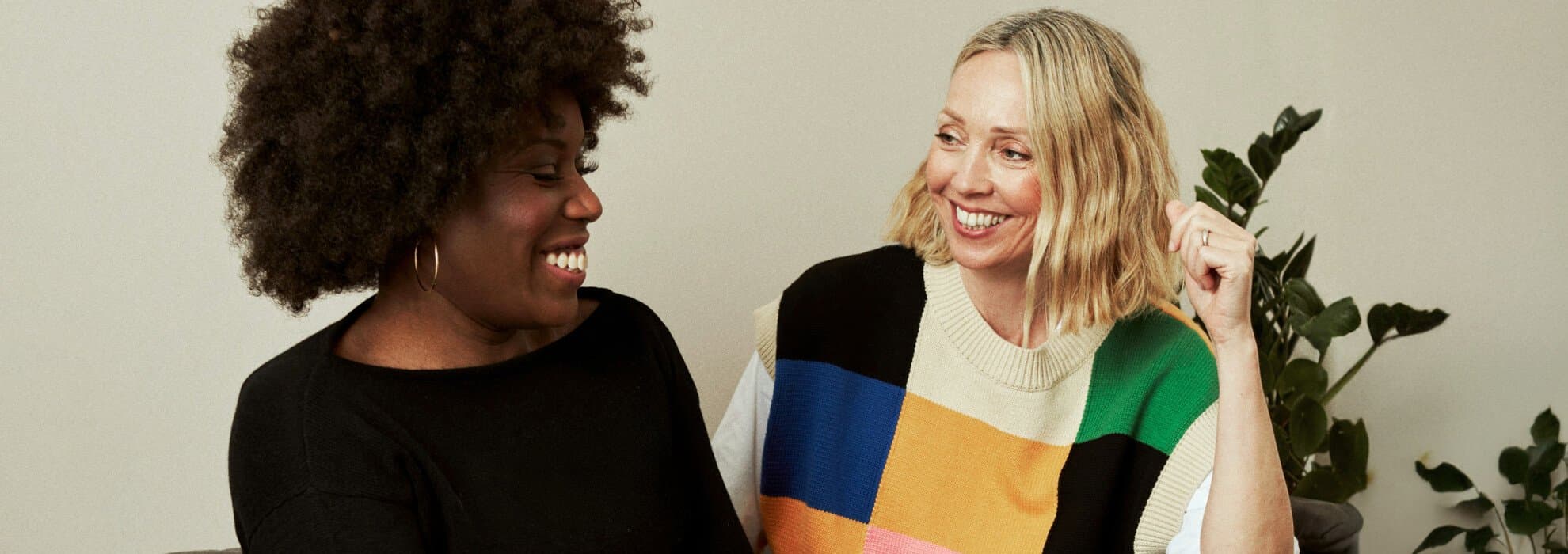 Två kvinnor som pratar