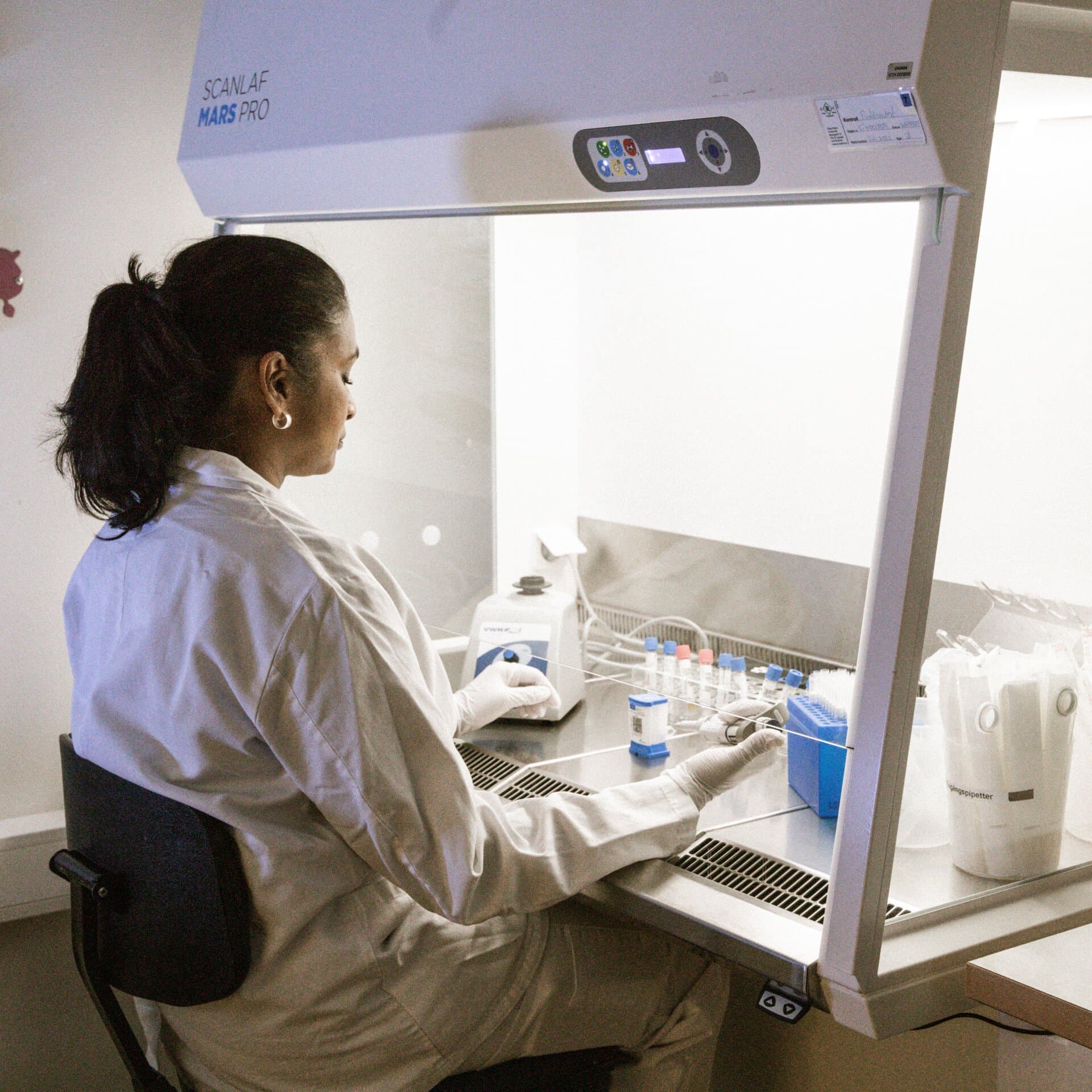 Kvinna sitter i labb Kvinna sitter i labb