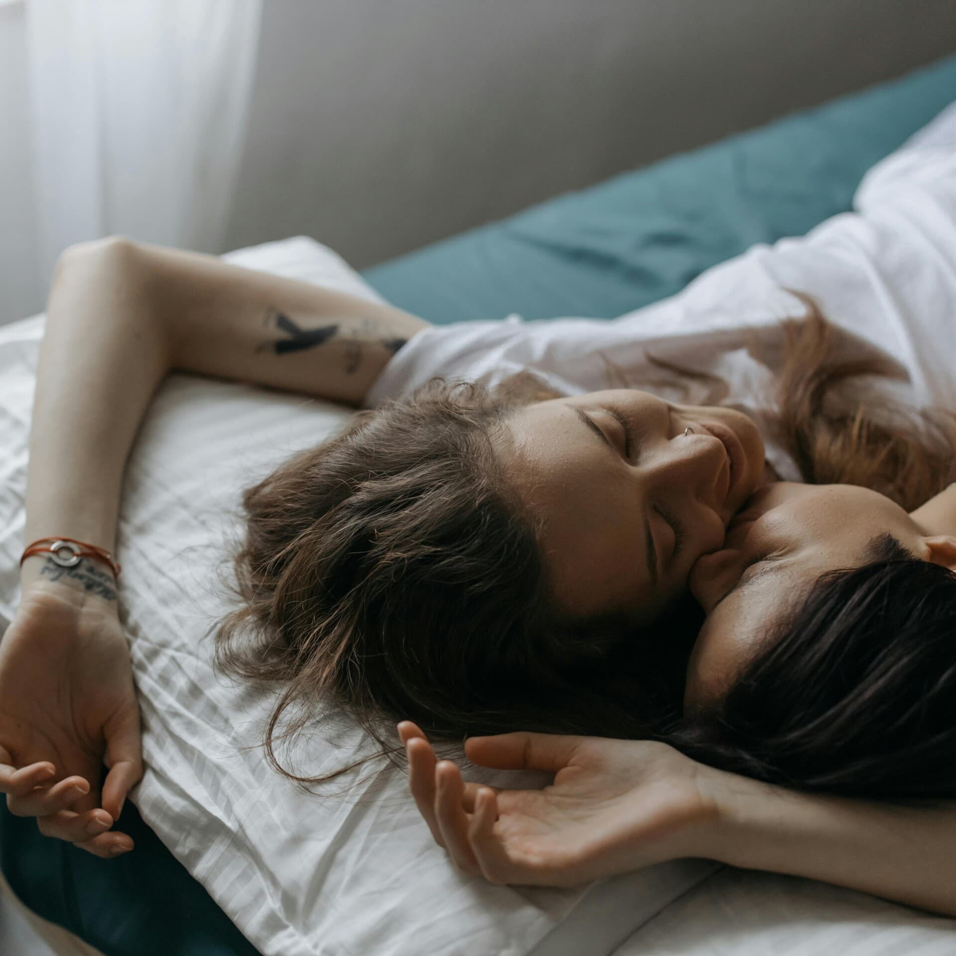 Två personer som ligger ner i en säng Två personer som ligger ner i en säng