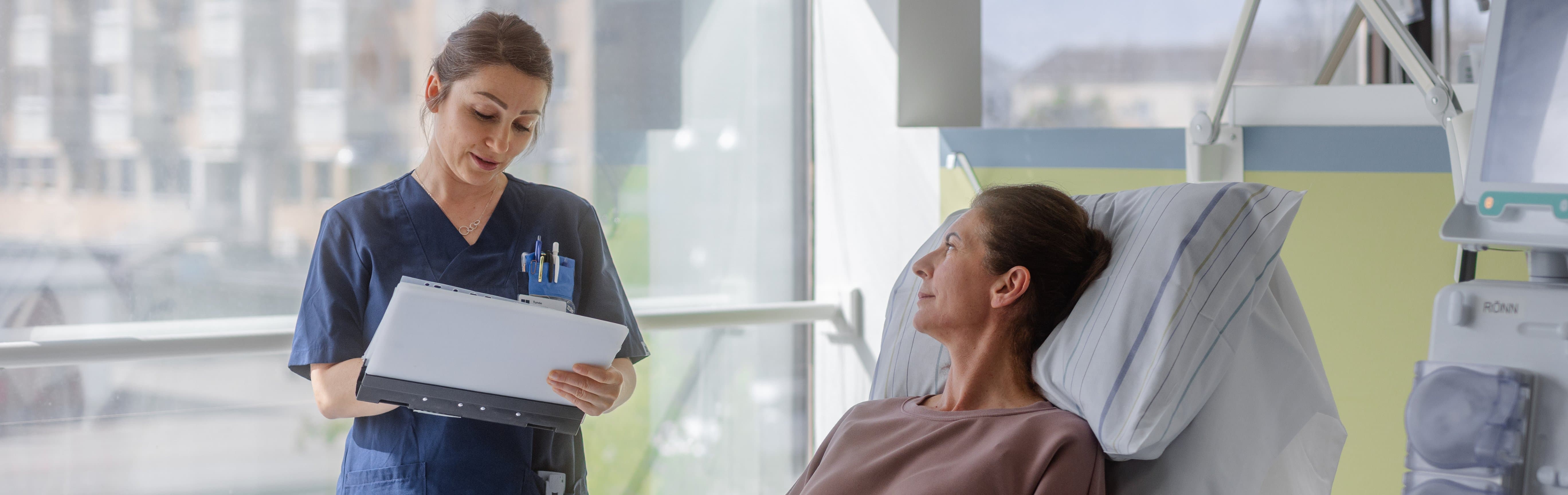 Sjuksköterska och patient på dialysavdelning