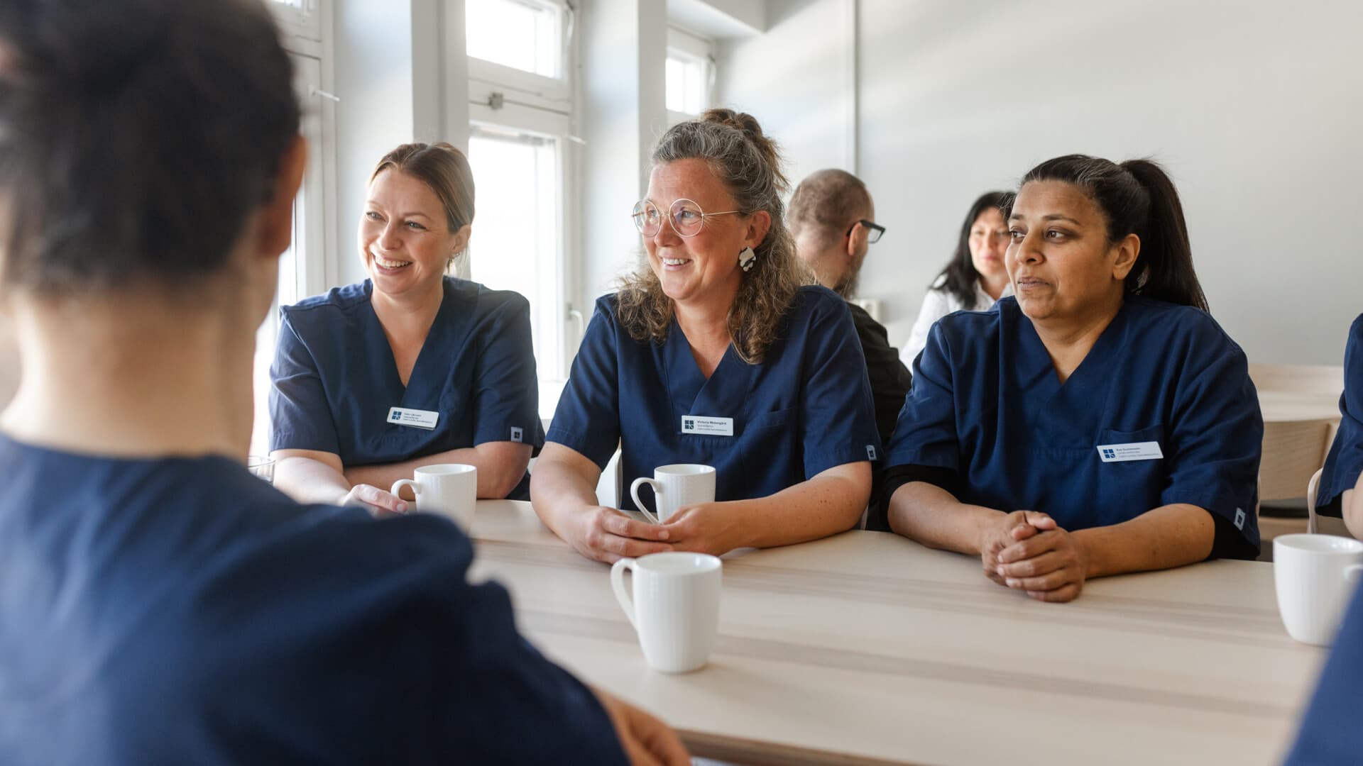 kollegor vid fikabord kollegor vid fikabord