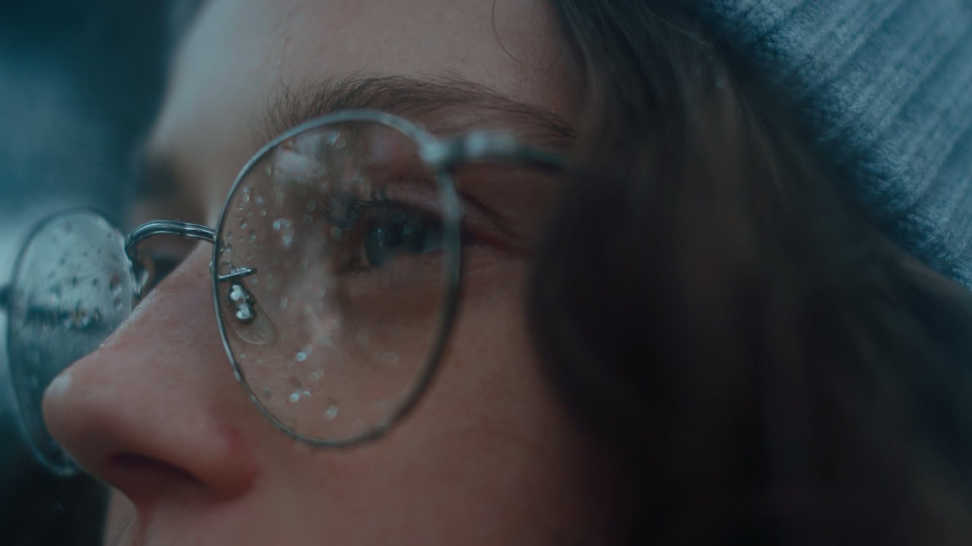 Kvinna med glasögon i regnet Kvinna med glasögon i regnet