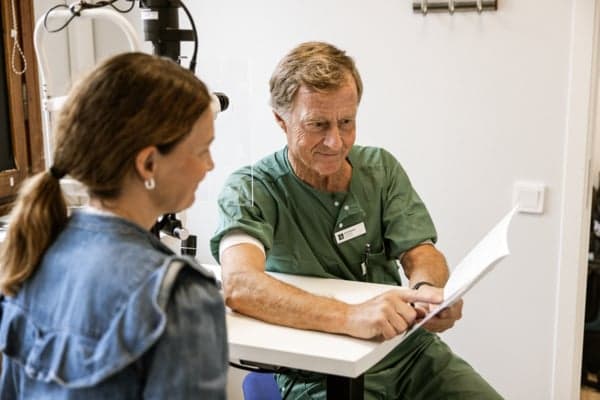 Ögonläkare samtalar med patient Ögonläkare samtalar med patient