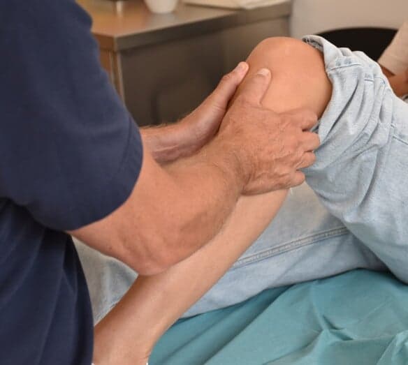 läkare som undersöker patients knä läkare som undersöker patients knä