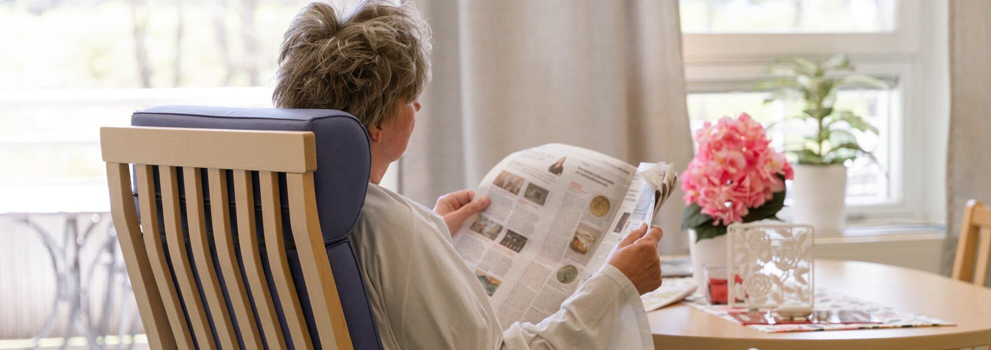 Person sitter och läser tidningen