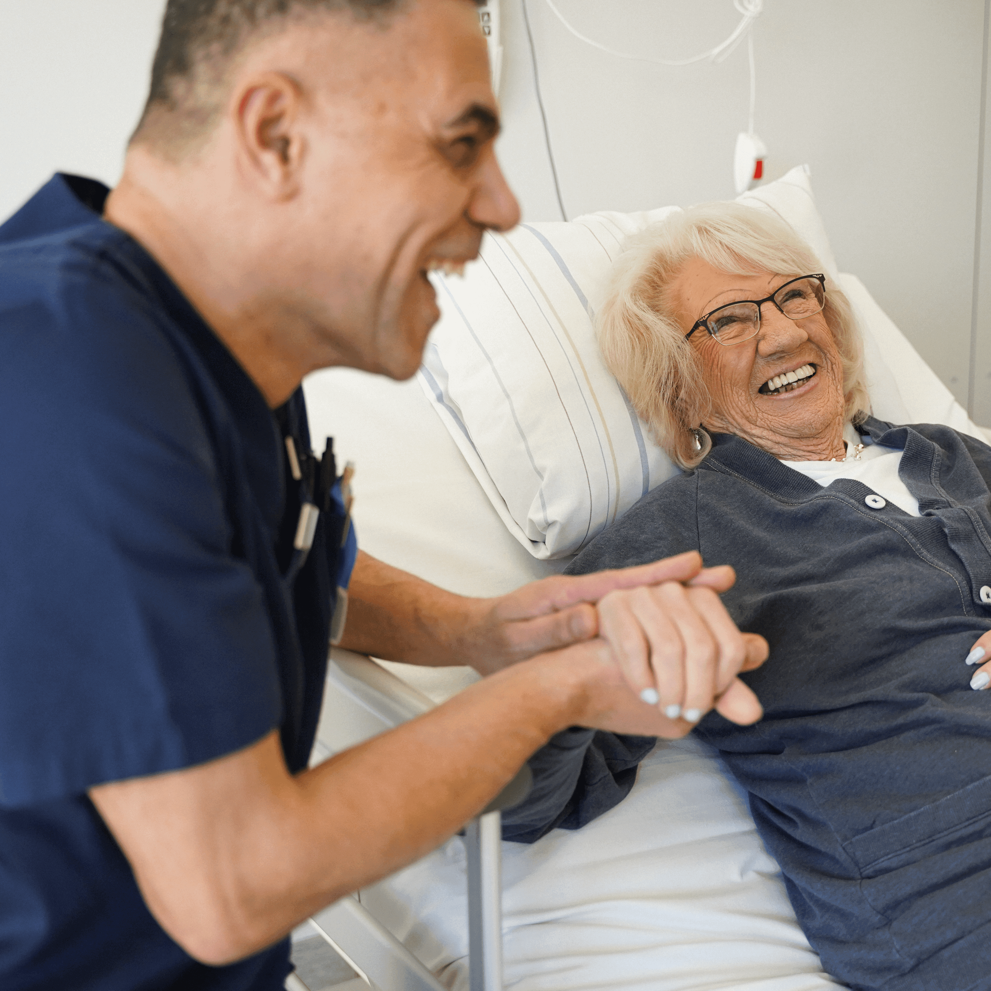 patient och vårdpersonal håller hand patient och vårdpersonal håller hand