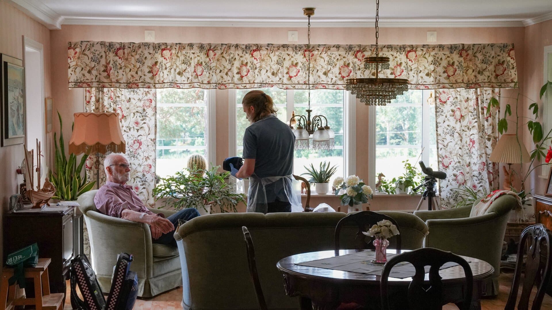 Vardagsrum med två män