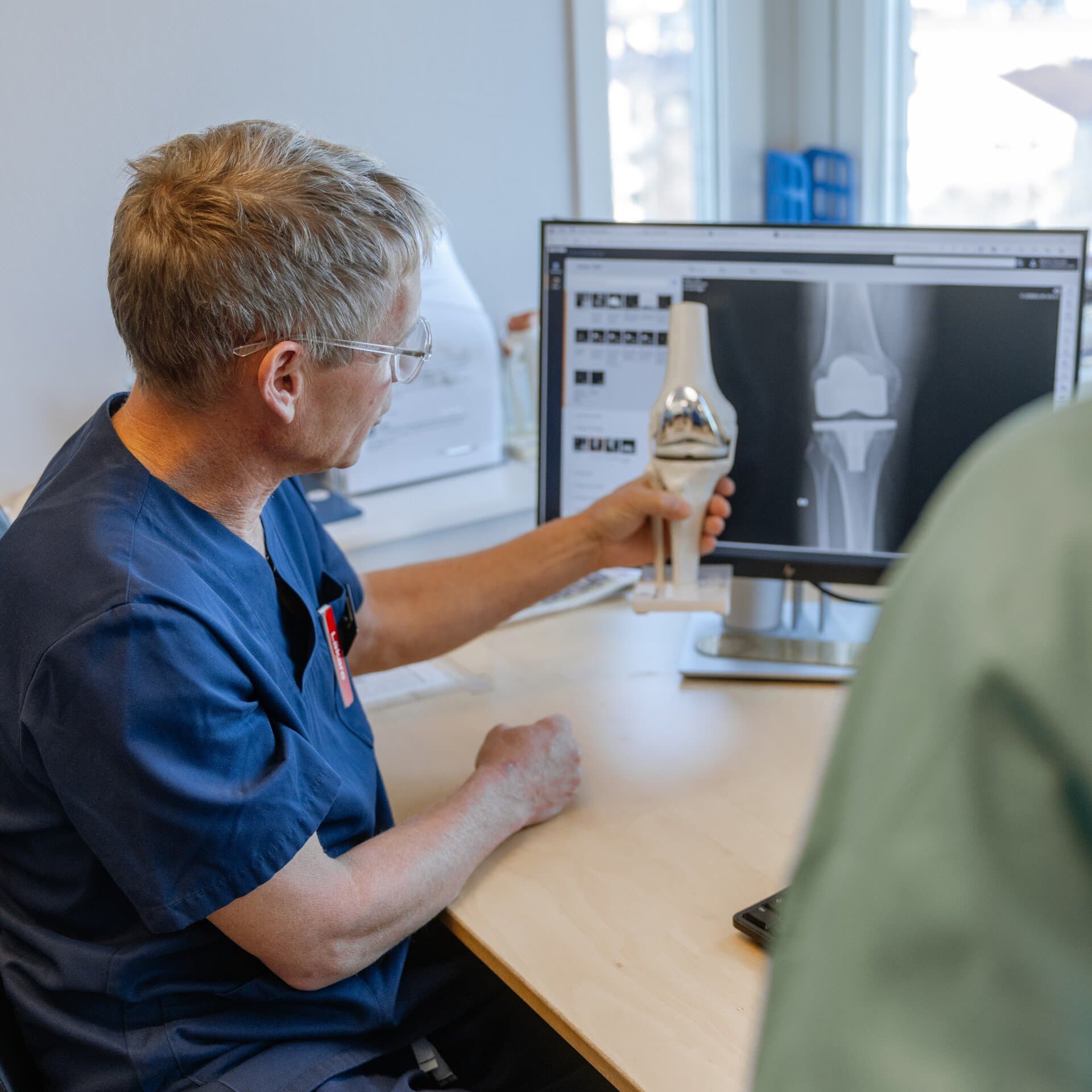 ortoped visar röntgenbild ortoped visar röntgenbild