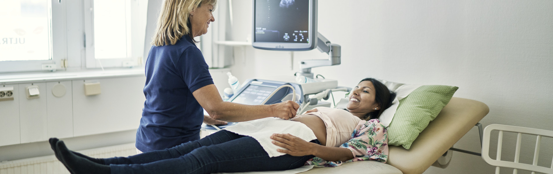 Sjukvårdklädd personal utför ultraljud på patient