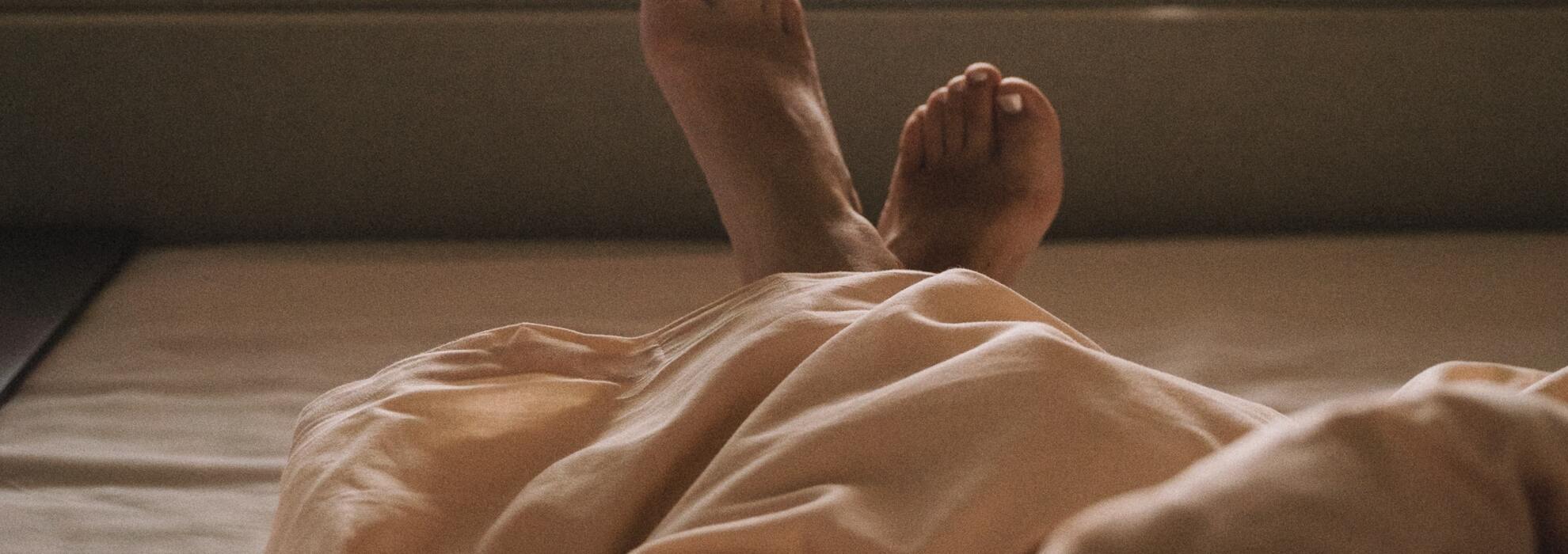 Fötter i säng