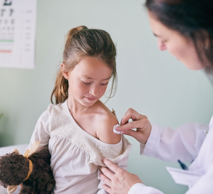Flicka får vaccination