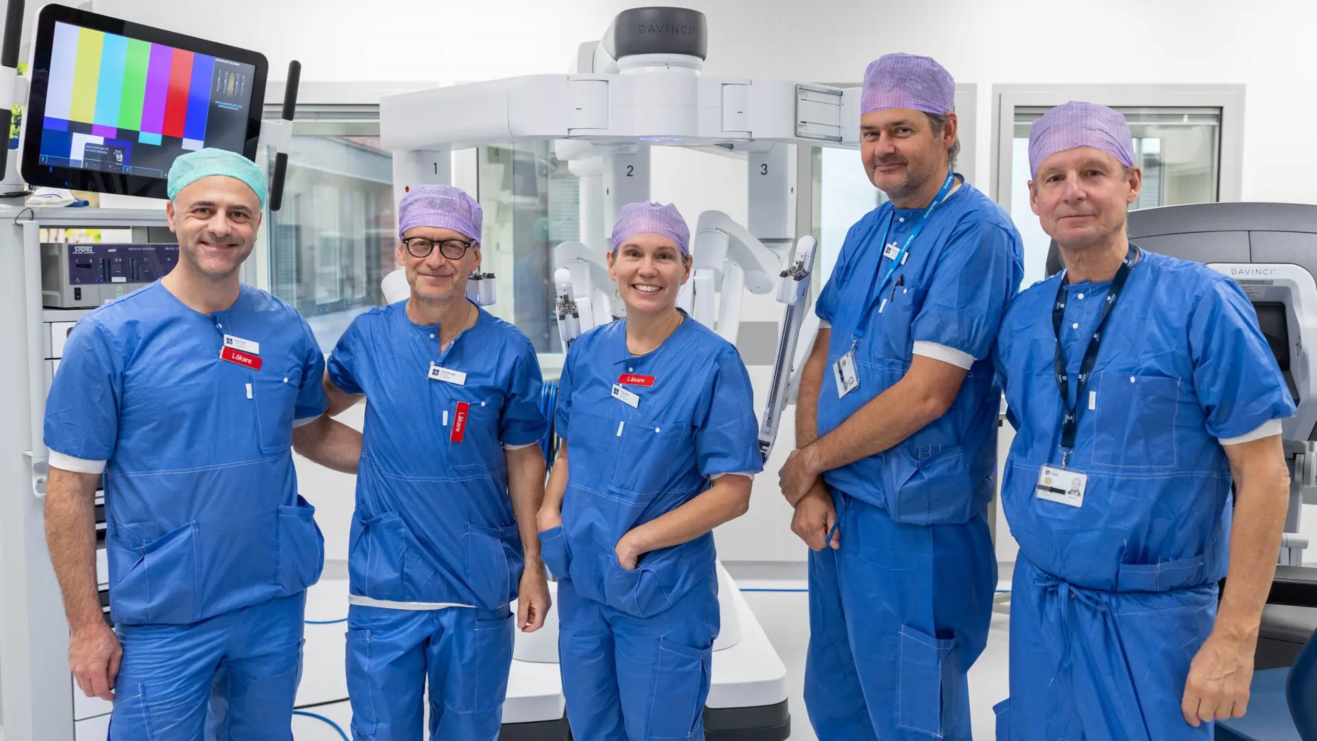 Kirurgerna Rami Klaff, Peter Mangell, Frida Lédel, Richard Bernhoff, och VD Peter Holm framför robotens tre delar