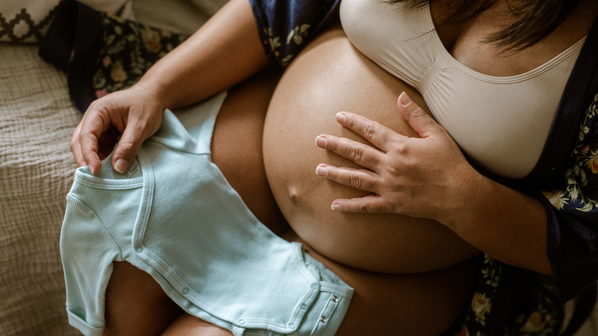 Gravid kvinna med bebiskläder