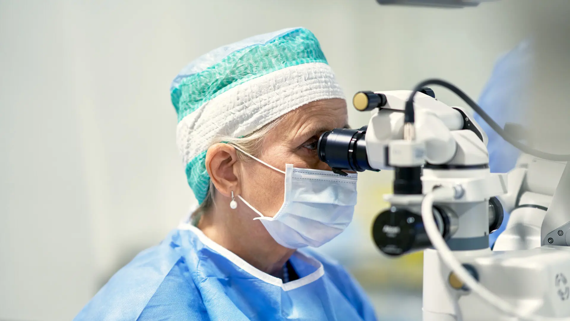 ögonläkare opererar