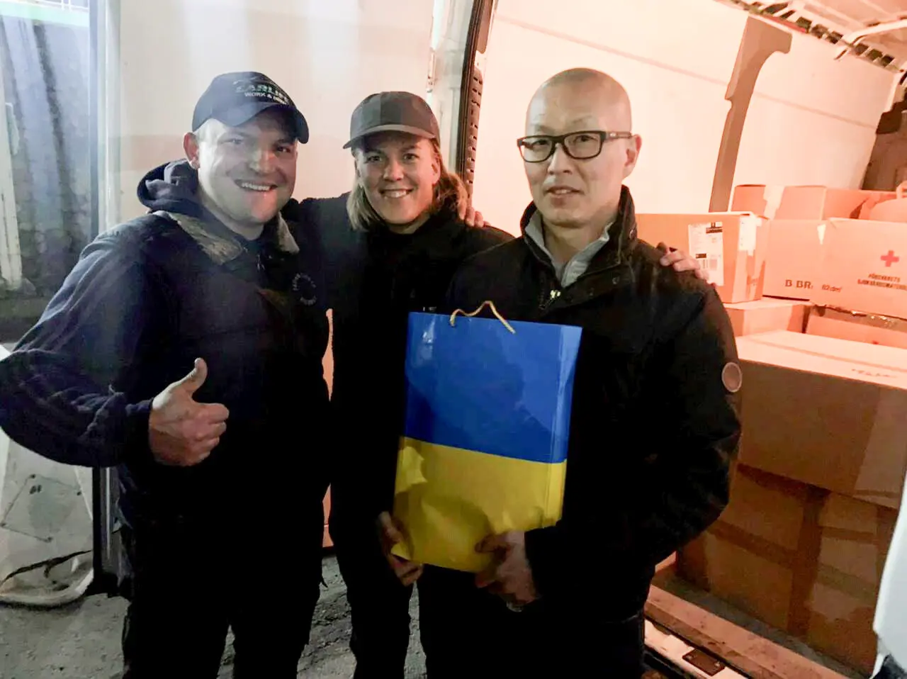 Bild från när hjälpsändningen från Capio S:t Görans Sjukhus levererades till Ukraina i natt.