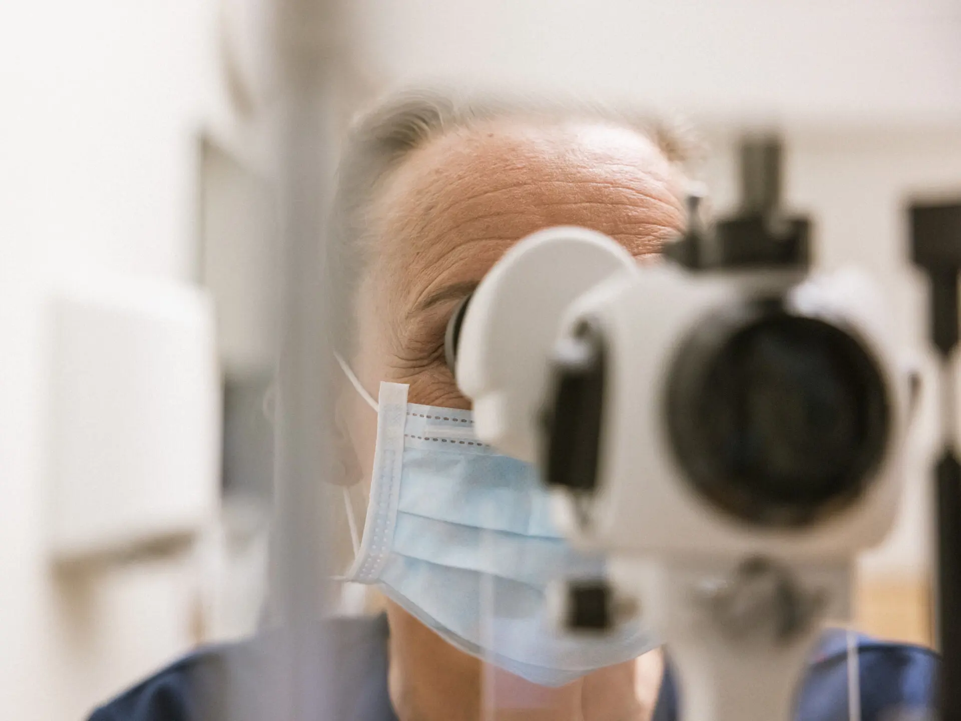 Optiker undersöker patients ögon