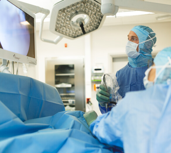 Kirurg utför titthålsoperation