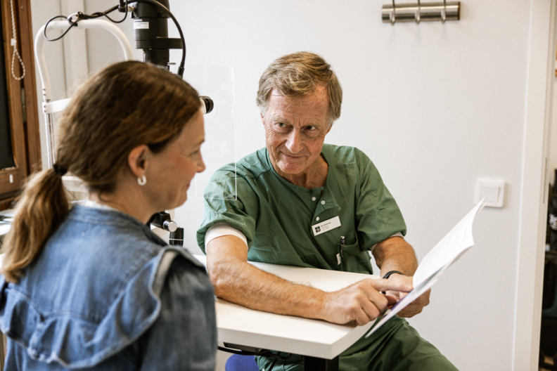 Ögonläkare i samtal med patient