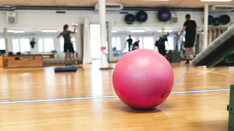Pilatesboll i gruppträningssal