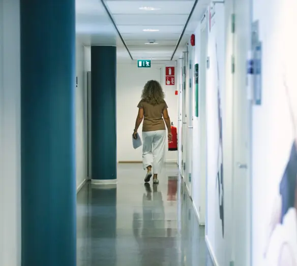 Kvinna som går i korridor