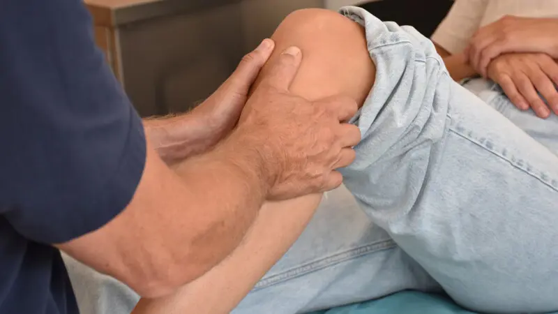 Ortoped undersöker knä