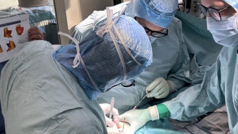 Kirurger opererar