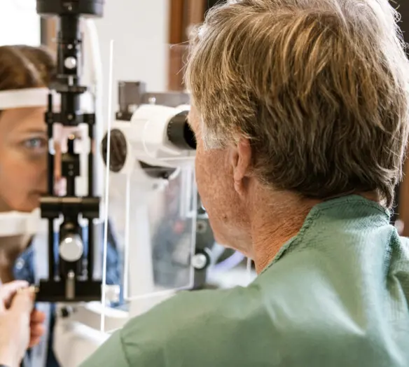 Ögonläkare gör synundersökning