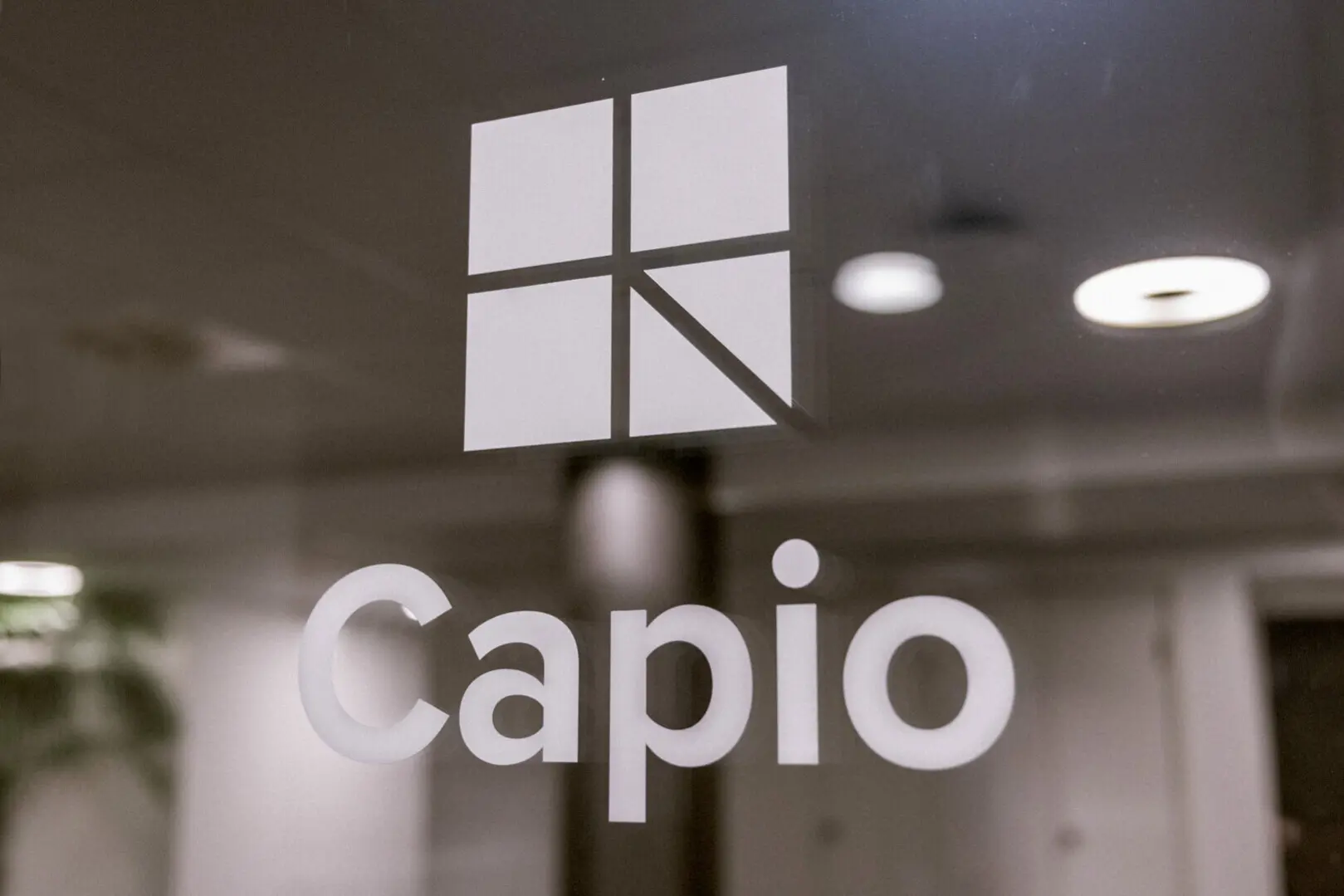 Capios logotyp på fönster