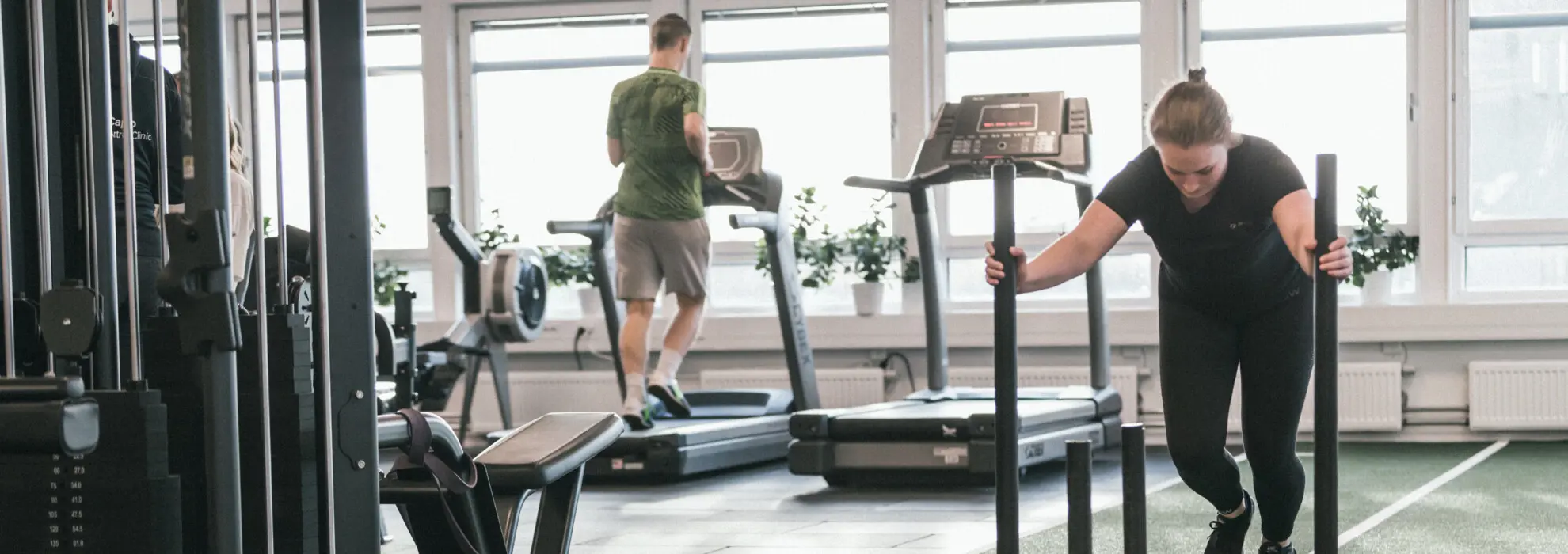 två personer som är på ett gym och tränar