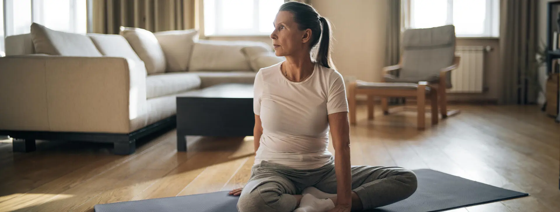 Kvinna sitter på yogamatta