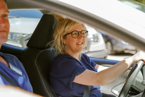 Kvinna och man i bil